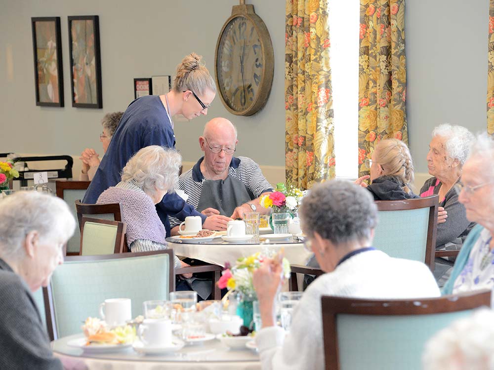 residents enjoy a meal together